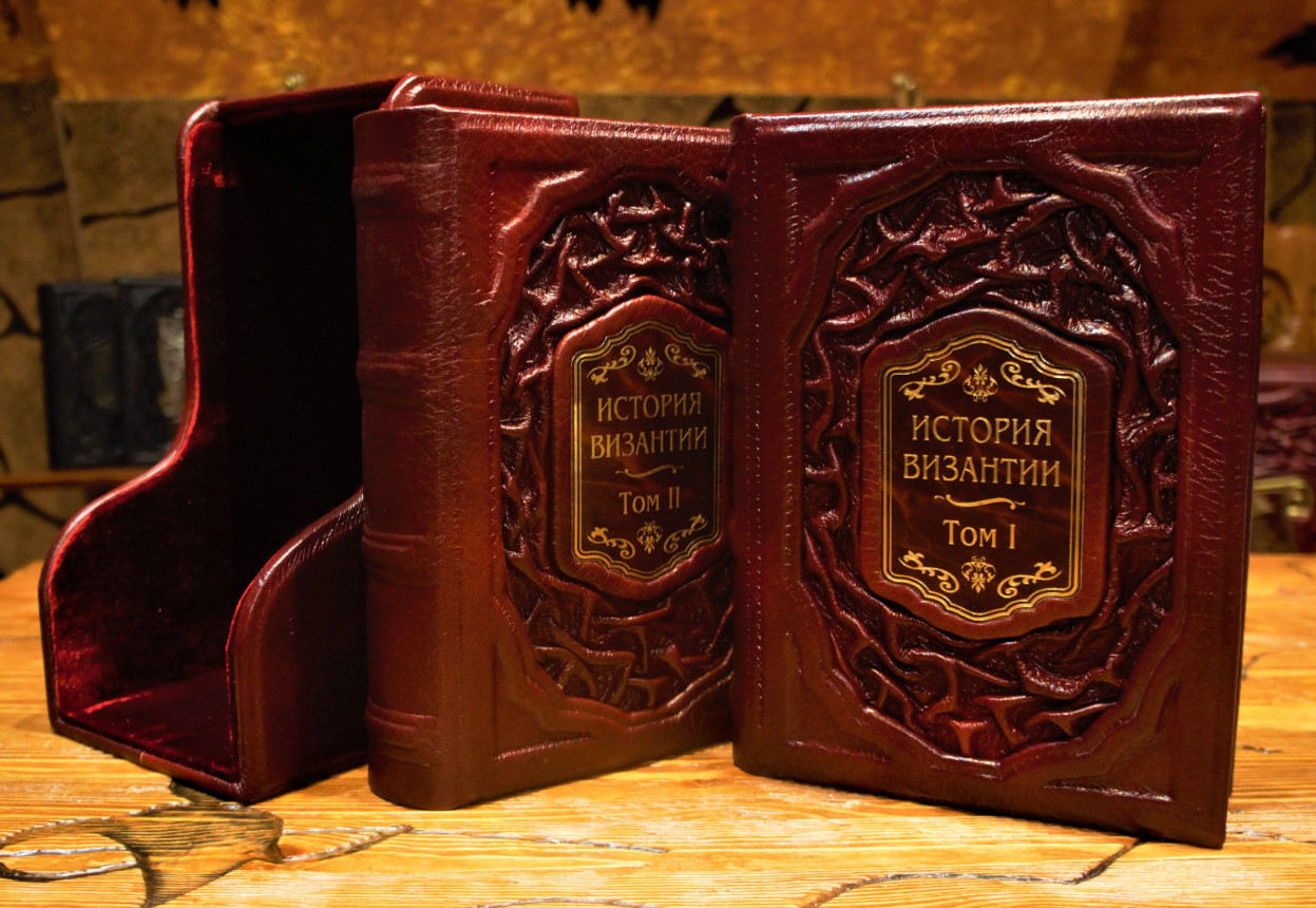 ковчег ларец для свитков торы. книги кожаный переплет ручной работы. русская культура книга в футляре. футляр для свитков. сундук со свитком.