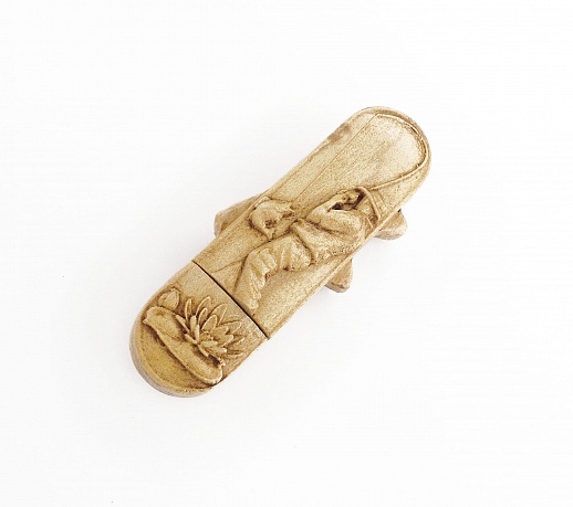 Сувенирная деревянная флешка "Карп"
