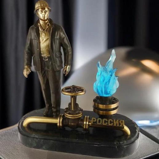 Бронзовый сувенир "Работник российской газовой промышленности" Бронзовый сувенир "Работник российской газовой промышленности"