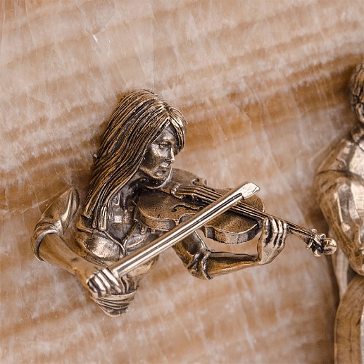 Бронзовая картина "Скрипачка и контрабасист" на ониксе
