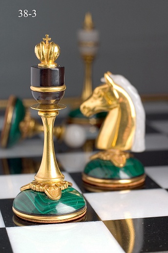 Коллекционные шахматы из малахита
