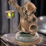 Бронзовая скульптура «Гном с фонарём»
