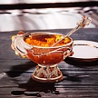 Чайная чашка из янтаря с ложечкой
