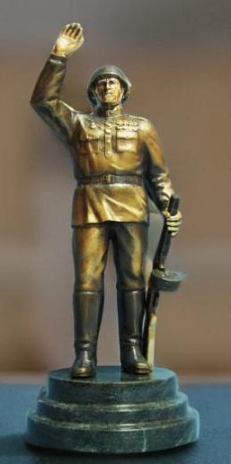 Бронзовая статуэтка "Солдат "