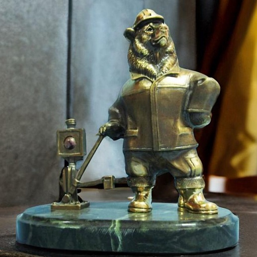 Бронзовая статуэтка "Медведь-железнодорожник "