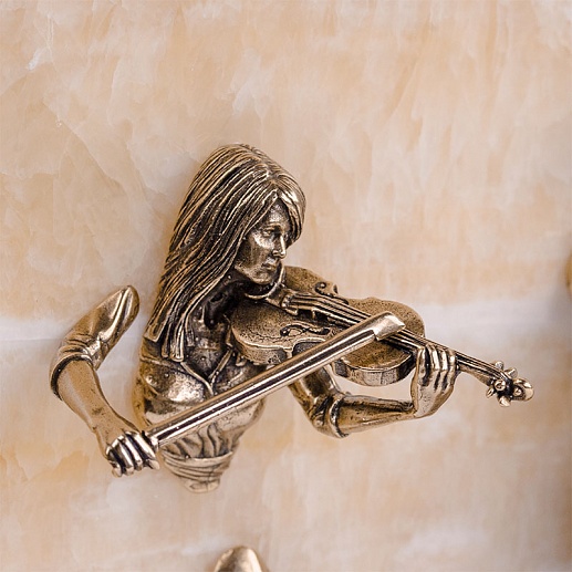 Бронзовая картина "Трио: скрипачка, контрабасист, саксофонист" на ониксе